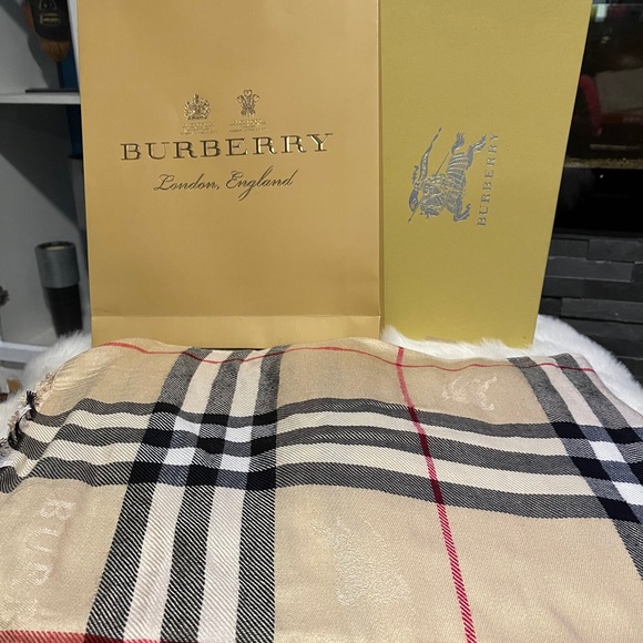 Sold - Authentic Burberry Shawl/wrap Scarf - Picture 11 of 11